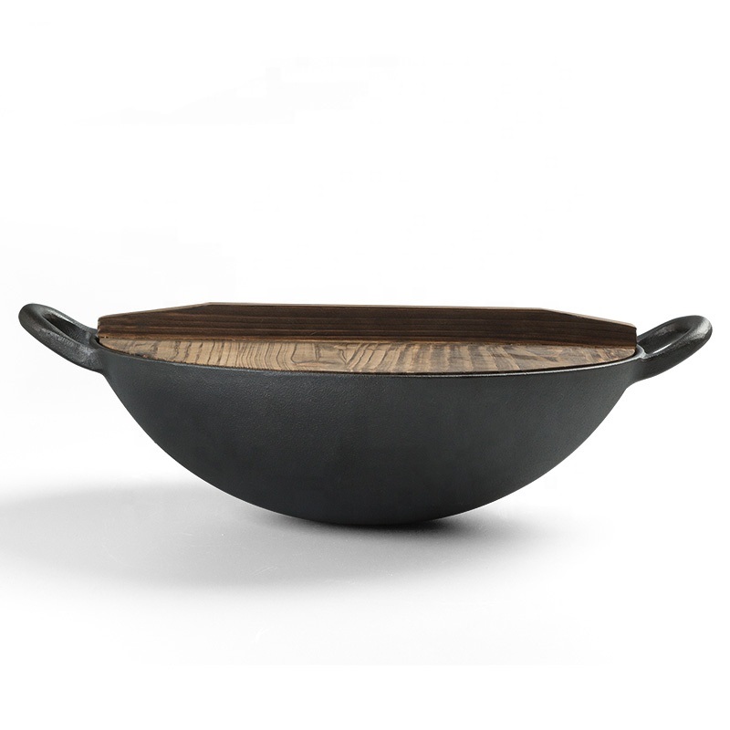 Classic cast iron wok with vegetable coating suitable for a variety of stoves