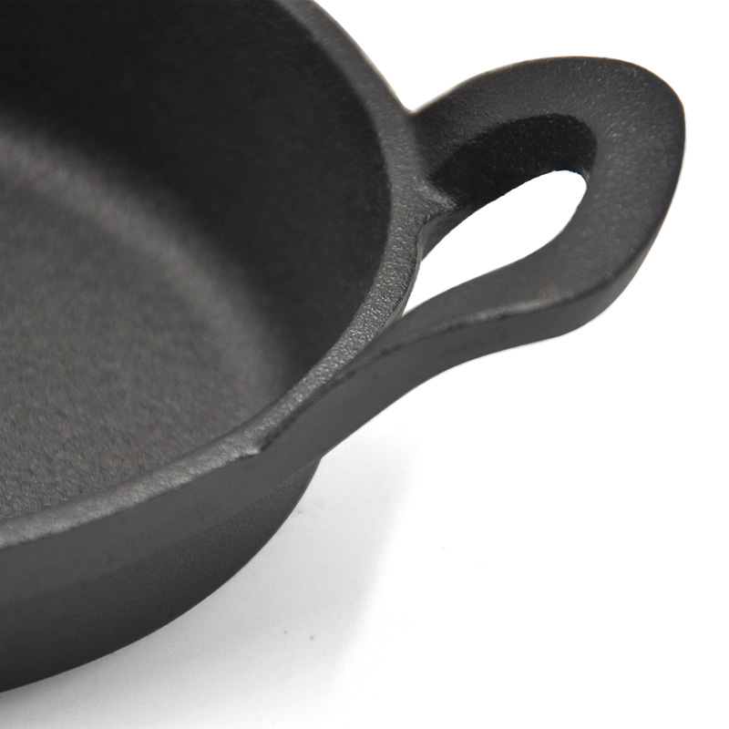 Oval cast iron sizzling plate with Integral handle